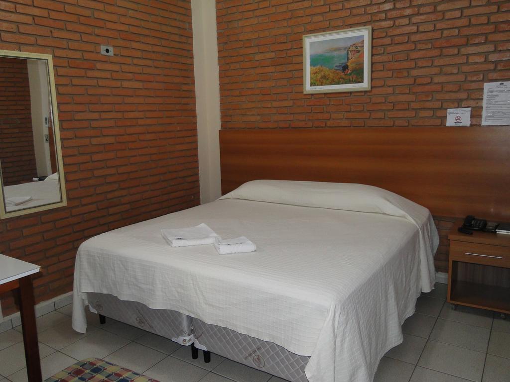 Hotel Pousada Vale Do Sol Em Pompéia Стая снимка